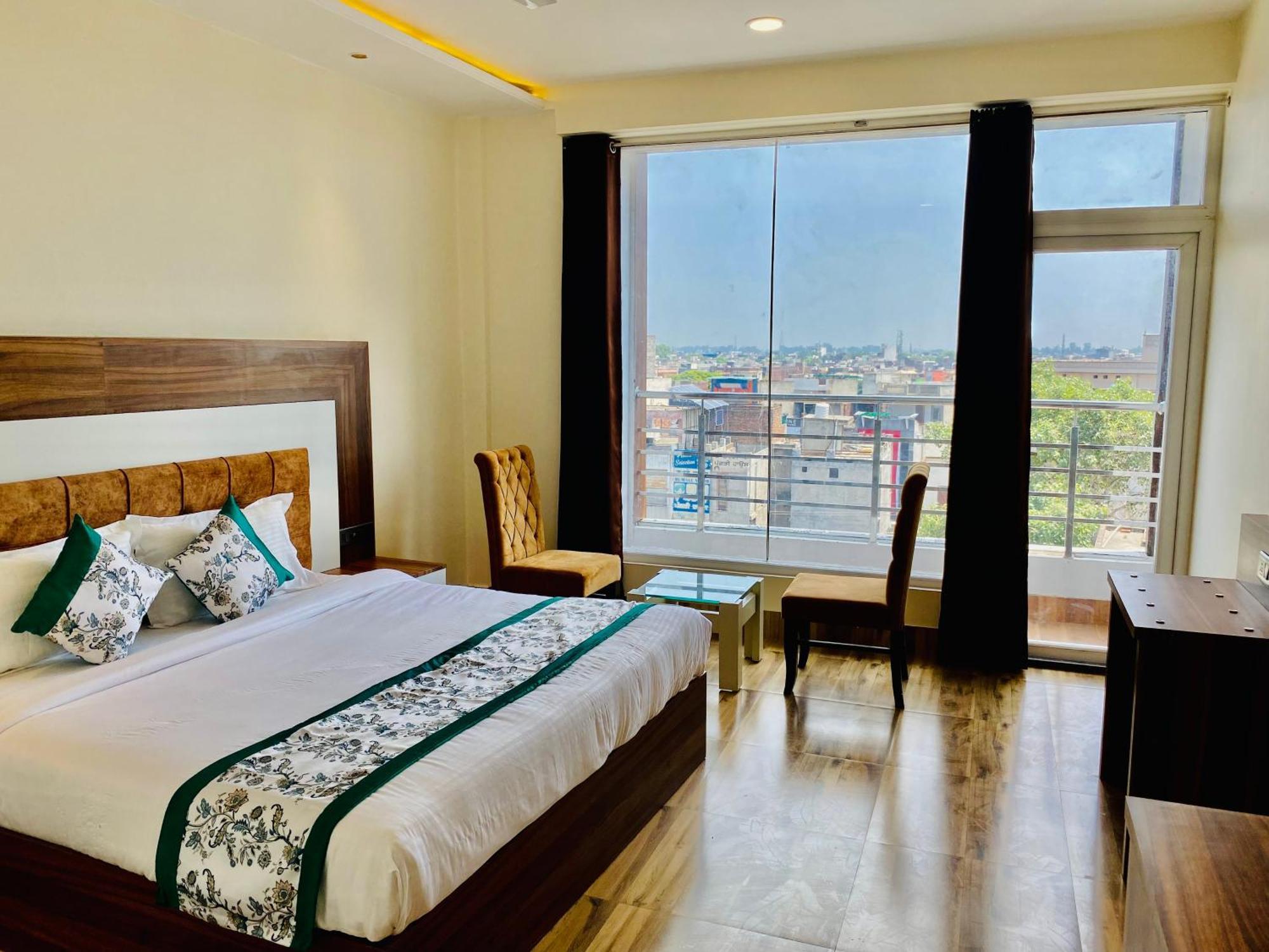 Hotel White House Walking Distance From Golden Temple- With Parking Amritsar Exterior photo